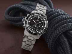 Sinn Spezialuhren EZM 13.1 Einsatzzeitmesser Taucherchronograph Automatik Edelstahl 41mm schwarzes Zifferblatt schwarzes Lederband – Herrenuhren Chronograph aus Edelstahl und Leder. Das Gehäuse ist rund und silber. Das Lederarmband ist schwarz. Das Zifferblatt ist ein Index in schwarz. – Ansicht 4
