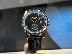 Mühle Glashütte 29er Big Kleine Sekunde Edition 1994 Automatik Edelstahl 42,4mm schwarz-blaues Zifferblatt blaues Textilband – Herrenuhren Uhr mit Datum aus Edelstahl. Das Gehäuse ist rund und silber. Das Textilarmband ist blau. Das Zifferblatt ist ein Index in schwarz. – Ansicht 3