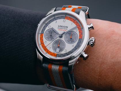 Union Glashütte Belisar Chronograph Silvretta Classic 2025 Limitierte Edition Automatik Edelstahl 44mm beiges Zifferblatt Metallband und graues Lederband – Herrenuhren Chronograph aus Edelstahl und Leder. Das Gehäuse ist rund und silber. Das Lederarmband ist grau. Das Zifferblatt ist arabisch Index und beige. – Ansicht 9