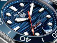TAG Heuer Aquaracer Professional 300 Date Automatik Edelstahl 42mm blaues Zifferblatt Metallband – Herrenuhren Uhr mit Datum aus Edelstahl und Keramik. Das Gehäuse ist rund und silber. Das Edelstahlarmband ist silber. Das Zifferblatt ist ein Index in blau. – Ansicht 4