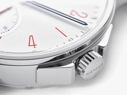 Nomos Glashütte Ahoi neomatik Signalweiß Automatik Edelstahl 36mm weißes Zifferblatt graues Textilband – Damenuhren Uhr ohne Datum aus Edelstahl. Das Gehäuse ist rund und silber. Das Textilarmband ist grau. Das Zifferblatt ist arabisch Index und weiß. – Ansicht 2