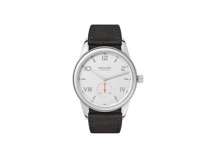 Nomos Glashütte Club Campus 38 Weiß Handaufzug Edelstahl 38mm weißes Zifferblatt schwarzes Lederband Glasboden – Herrenuhren Uhr ohne Datum aus Edelstahl. Das Gehäuse ist rund und silber. Das Lederarmband ist grau. Das Zifferblatt ist arabisch römisch und weiß.