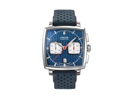 Herrenuhren Chronograph aus Edelstahl und Leder. Das Gehäuse ist quadratisch und silber. Das Lederarmband ist blau. Das Zifferblatt ist ein Index in blau.