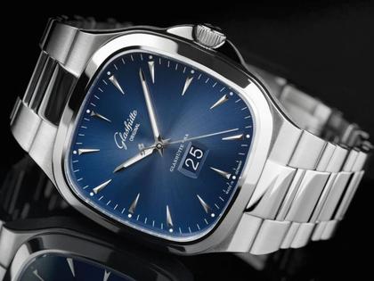 Glashütte Original Seventies Panoramadatum Automatik Edelstahl 40mm blaues Zifferblatt Metallband – Herrenuhren Uhr mit Datum aus Edelstahl. Das Gehäuse ist quadratisch und silber. Das Edelstahlarmband ist silber. Das Zifferblatt ist ein Index in blau. – Ansicht 2