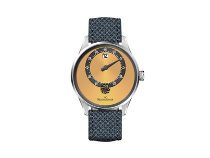 MeisterSinger Panthero Jumping Hour Automatik Edelstahl 40,5mm goldenes Zifferblatt graues Textilband – Herrenuhren Uhr mit Datum aus Edelstahl. Das Gehäuse ist rund und silber. Das Textilarmband ist grau. Das Zifferblatt ist arabisch Index und gelbgold.