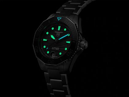 TAG Heuer Aquaracer Professional 300 Date Automatik Edelstahl 36mm schwarzes Zifferblatt Metallband – Damenuhren Uhr mit Datum aus Edelstahl. Das Gehäuse ist rund und silber. Das Edelstahlarmband ist silber. Das Zifferblatt ist ein Index in schwarz. – Ansicht 5