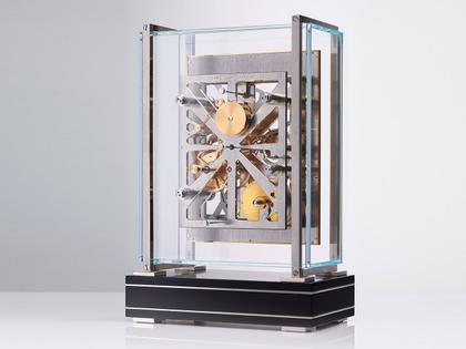 Erwin Sattler Tischuhr Opera chrom gelbgold skelettiert – Großuhren Tischuhr aus . Das Gehäuse ist rechteckig und schwarz. Das Zifferblatt ist arabisch Index und weiß. – Ansicht 3
