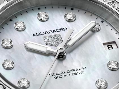 TAG Heuer Aquaracer Professional 200 Solargraph Quarz Edelstahl 34mm weißes Perlmutt-Zifferblatt mit Brillanten Metallband – Damenuhren Uhr mit Datum aus Edelstahl. Das Gehäuse ist rund und silber. Das Edelstahlarmband ist silber. Das Zifferblatt ist ein Index in weiß. – Ansicht 5
