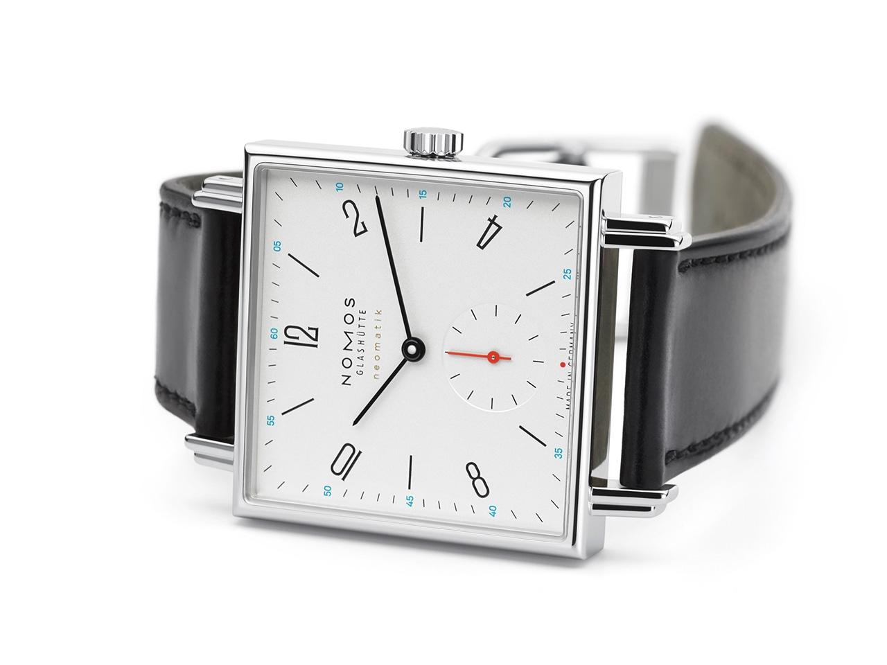 Nomos Glashütte Tetra neomatik 39 Automatik Edelstahl 33mm weißes Zifferblatt schwarzes Lederband – Damenuhren Uhr ohne Datum aus Edelstahl. Das Gehäuse ist quadratisch und silber. Das Lederarmband ist schwarz. Das Zifferblatt ist arabisch Index und weiß. – Ansicht 5