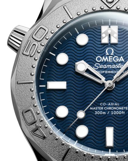 Omega Seamaster Diver 300M  Automatik Edelstahl 42mm James Bond Edition blaues Zifferblatt Metallband – Herrenuhren Uhr ohne Datum aus Edelstahl und Keramik. Das Gehäuse ist rund und silber. Das Edelstahlarmband ist silber. Das Zifferblatt ist ein Index in blau. – Ansicht 4