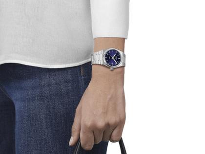 Tissot PRX Quarz Edelstahl 35mm blaues Zifferblatt Metallband – Damenuhren Uhr mit Datum aus Edelstahl. Das Gehäuse ist rund und silber. Das Edelstahlarmband ist silber. Das Zifferblatt ist ein Index in blau. – Ansicht 4