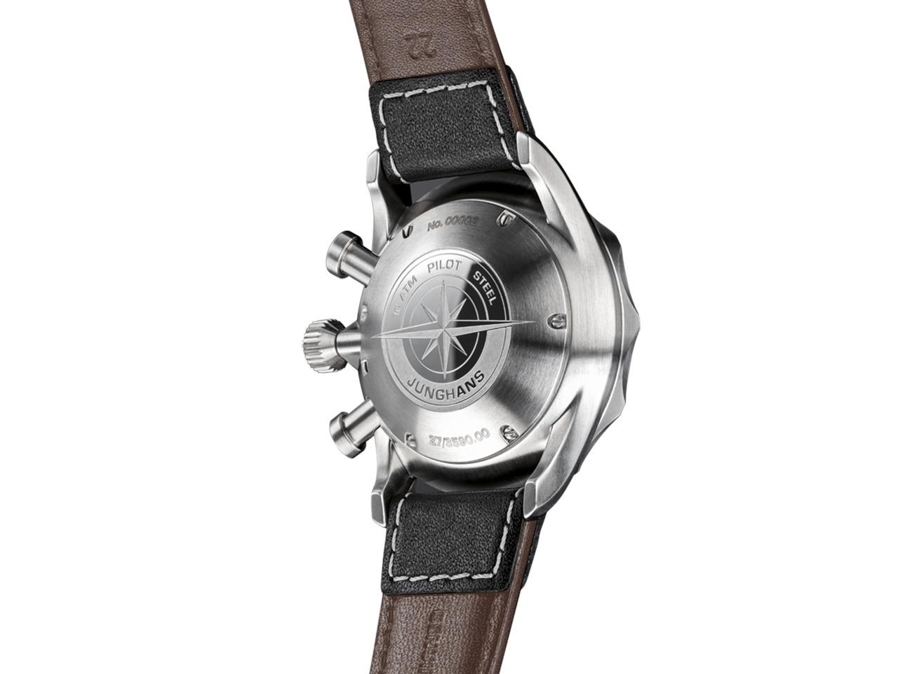 Junghans Meister Pilot Automatic Edelstahl 43mm schwarzes Zifferblatt braunes Lederband – Herrenuhren Chronograph aus Edelstahl. Das Gehäuse ist rund und silber. Das Lederarmband ist braun. Das Zifferblatt ist arabisch Index und schwarz. – Ansicht 3