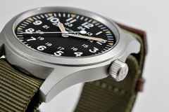 Hamilton Khaki Field Mechanical Handaufzug Edelstahl 42mm schwarzes Zifferblatt olivgrünes Textilband – Herrenuhren Uhr ohne Datum aus Edelstahl. Das Gehäuse ist rund und silber. Das Textilarmband ist grün. Das Zifferblatt ist arabisch und schwarz. – Ansicht 2