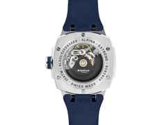 Alpina Alpiner Extreme Skeleton Automatik Edelstahl 39mm blaues Zifferblatt blaues Kautschukband – Herrenuhren Uhr ohne Datum aus Edelstahl und Kautschuk. Das Gehäuse ist rund und silber. Das Kautschuk / Kunststoff / Silikon Armband ist blau. Das Zifferblatt ist skelettiert und blau. – Ansicht 2