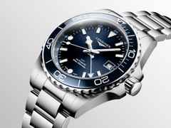 Longines HydroConquest GMT Automatik Edelstahl 41mm blaues Zifferblatt Metallband – Herrenuhren Uhr mit Datum aus Edelstahl und Keramik. Das Gehäuse ist rund und silber. Das Edelstahlarmband ist silber. Das Zifferblatt ist ein Index in blau. – Ansicht 2