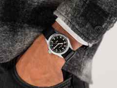 Hamilton Khaki Field Quartz Edelstahl 38mm schwarzes Zifferblatt schwarzes NATO-Textilband – Herrenuhren Uhr ohne Datum aus Edelstahl. Das Gehäuse ist rund und grau. Das Textilarmband ist schwarz. Das Zifferblatt ist ein Index in schwarz. – Ansicht 5
