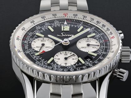 Sinn Spezialuhren 903 St II Navigationschronograph Automatik Edelstahl 41mm schwarzes Zifferblatt schwarzes Lederband – Herrenuhren Chronograph aus Edelstahl und Leder. Das Gehäuse ist rund und silber. Das Lederarmband ist schwarz. Das Zifferblatt ist arabisch Index und schwarz. – Ansicht 8