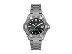 TAG Heuer Aquaracer Professional 200 Solargraph Quarz Titan 40mm schwarzes Zifferblatt Metallband – Herrenuhren Uhr mit Datum aus Titan. Das Gehäuse ist rund und grau. Das Titanarmband ist grau. Das Zifferblatt ist ein Index in schwarz.