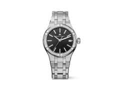 Maurice Lacroix Aikon Quartz Edelstahl 35mm schwarzes Zifferblatt Metallband – Damenuhren Uhr mit Datum aus Edelstahl, PVD beschichtet und vergoldet. Das Gehäuse ist rund und silber. Das Edelstahlarmband ist silber. Das Zifferblatt ist ein Index in schwarz.