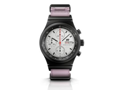 Porsche Design Chronograph 1 - F.A.T. 2025 Edition – Herrenuhren Chronograph aus Titan und Titancarbid beschichtet. Das Gehäuse ist rund und schwarz. Das Titanarmband ist schwarz. Das Zifferblatt ist ein Index in weiß. – Ansicht 5