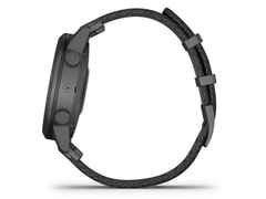 Garmin MARQ Commander digital schwarzes Jacquard-Weave Nylonarmband – Herrenuhren Uhr Multifunktion aus DLC beschichtet und Titan. Das Gehäuse ist rund und schwarz. Das Textilarmband ist schwarz. Das Zifferblatt ist digital und schwarz. – Ansicht 4