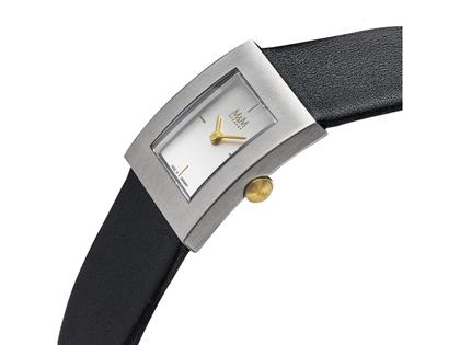 M&M Carré Quarz Edelstahl 23x26mm silbernes Zifferblatt schwarzes Lederband – Damenuhren Uhr ohne Datum aus Edelstahl. Das Gehäuse ist rechteckig und silber. Das Lederarmband ist schwarz. Das Zifferblatt ist ein Index in silber.