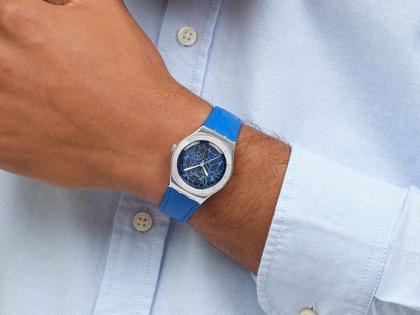 Swatch Irony Lady Blossom Time Blue Petal Promise Quarz Edelstahl 33mm blaues Zifferblatt blaues Lederband – Damenuhren Uhr ohne Datum aus Edelstahl und Leder. Das Gehäuse ist rund und silber. Das Lederarmband ist blau. Das Zifferblatt ist ohne Zeichen und blau. – Ansicht 5
