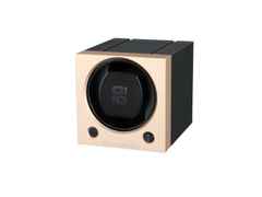 Paul Design Cube Serie Uhrenbeweger Aluminium gold stapelbar – Uhrenbeweger Uhrenbeweger für 1 Uhr in schwarz und aus Aluminium.