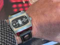 UMF Ruhla Scheibenuhr Automatik mit springender Stunde Edelstahl 41mm schwarzes Zifferblatt schwarzes Lederband limitiert – Herrenuhren Uhr ohne Datum aus Edelstahl, Keramik und Leder. Das Gehäuse ist tonneauform und silber. Das Lederarmband ist schwarz. Das Zifferblatt ist digital und schwarz. – Ansicht 5