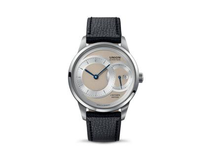 Union Glashütte 1893 Johannes Dürrstein Jubiläumsedition Große Sekunde Automatik Edelstahl 41mm beiges Zifferblatt schwarzes Lederband limitiert – Herrenuhren Uhr mit Datum aus Edelstahl und Leder. Das Gehäuse ist rund und silber. Das Lederarmband ist schwarz. Das Zifferblatt ist ein Index in beige.