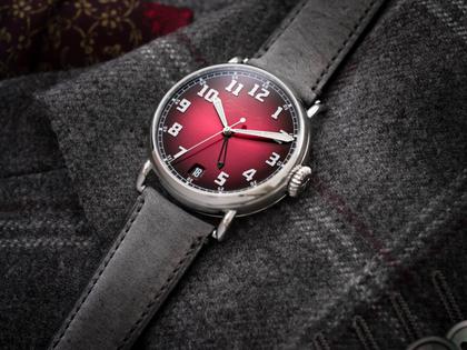 H. Moser & Cie. Heritage Dual Time Burgundy Fumé Automatik Edelstahl 42mm rotes Zifferblatt graues Lederband – Herrenuhren Uhr ohne Datum aus Edelstahl. Das Gehäuse ist rund und silber. Das Lederarmband ist grau. Das Zifferblatt ist arabisch und rot. – Ansicht 6