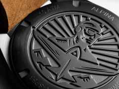 Alpina Startimer Pilot Automatik Edelstahl Schwarz-PVD 40mm schwarzes Zifferblatt braunes Lederband – Herrenuhren Uhr mit Datum aus Edelstahl und PVD beschichtet. Das Gehäuse ist rund und schwarz. Das Lederarmband ist braun. Das Zifferblatt ist arabisch Index und schwarz. – Ansicht 4