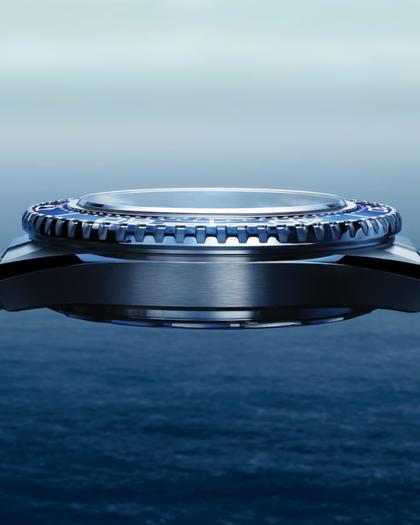 Omega Seamaster Planet Ocean 600M Automatik Edelstahl 42mm schwarzes Zifferblatt blaue Keramiklünette Kautschukband – Herrenuhren Uhr ohne Datum aus Edelstahl und Keramik. Das Gehäuse ist rund und silber. Das Kautschuk / Kunststoff / Silikon Armband ist schwarz. Das Zifferblatt ist arabisch Index und schwarz. – Ansicht 5