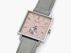 Nomos Glashütte Tetra Die Kapriziöse Handaufzug Edelstahl 29mm beiges Zifferblatt graues Veloursband Glasboden – Damenuhren Uhr ohne Datum aus Edelstahl und Leder. Das Gehäuse ist quadratisch und silber. Das Lederarmband ist grau. Das Zifferblatt ist arabisch Index und beige. – Ansicht 3
