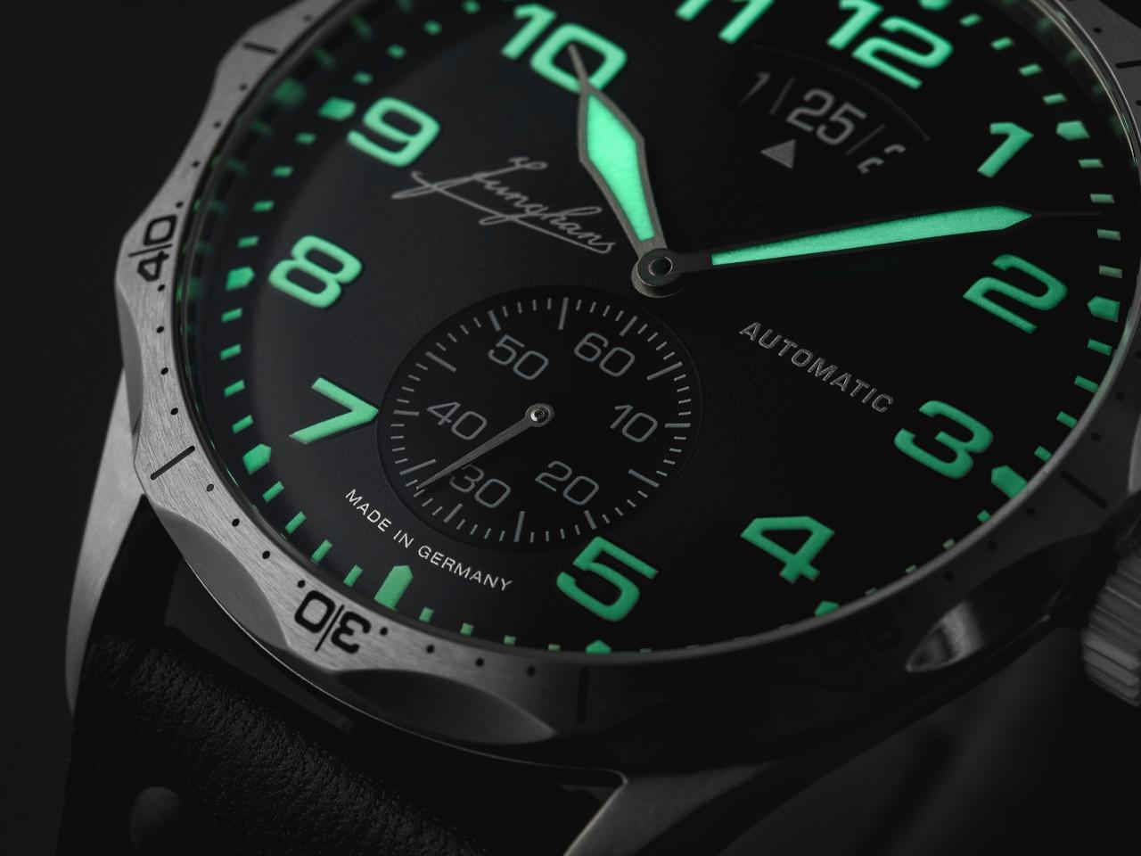 Junghans Meister Pilot Automatic Edelstahl 43mm graues Zifferblatt schwarzes Lederband – Herrenuhren Uhr mit Datum aus Edelstahl und Leder. Das Gehäuse ist rund und grau. Das Lederarmband ist schwarz. Das Zifferblatt ist arabisch Index und grau. – Ansicht 3