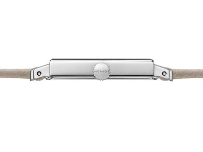 Nomos Glashütte Tetra Origins Terra Handaufzug Edelstahl 29,5mm rotes Zifferblatt graues Lederband Stahlboden – Damenuhren Uhr ohne Datum aus Edelstahl und Leder. Das Gehäuse ist quadratisch und silber. Das Lederarmband ist grau. Das Zifferblatt ist arabisch Index und rot. – Ansicht 7
