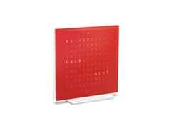 Qlocktwo Earth 13.5 Pure Cherry Cake mit weißem Korpus – Großuhren Tischuhr aus Kunststoff. Das Gehäuse ist quadratisch und weiß. Das Zifferblatt ist digital und rot.