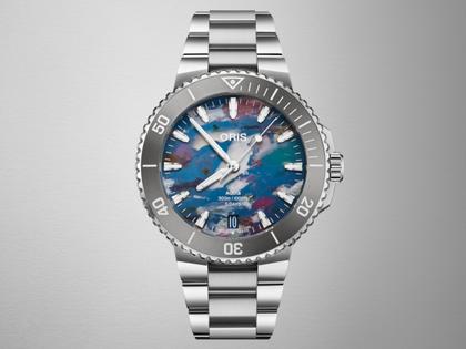 Oris Aquis Date Upcycle Calibre 400 Automatik Edelstahl 43,5mm mehrfarbiges Zifferblatt Metallband – Herrenuhren Uhr mit Datum aus Edelstahl und Wolfram. Das Gehäuse ist rund und silber. Das Edelstahlarmband ist silber. Das Zifferblatt ist ein Index in mehrfarbig. – Ansicht 3