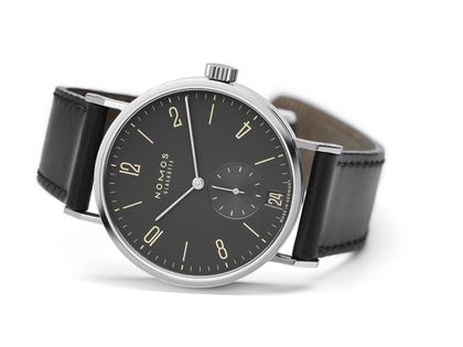 Nomos Glashütte Tangomat Ruthenium Datum Automatik Edelstahl 38mm schwarzes Zifferblatt schwarzes Lederband – Herrenuhren Uhr mit Datum aus Edelstahl und Leder. Das Gehäuse ist rund und silber. Das Lederarmband ist schwarz. Das Zifferblatt ist arabisch Index und grau. – Ansicht 3