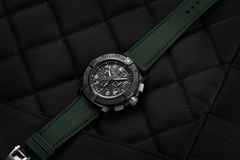 Breitling Super Avenger B01 Chronograph 46 Automatik Keramik schwarzes Zifferblatt grünes Lederband – Herrenuhren Chronograph aus Carbon, Edelstahl, Keramik und Titan. Das Gehäuse ist rund und schwarz. Das Lederarmband ist grün. Das Zifferblatt ist arabisch Index und schwarz. – Ansicht 3