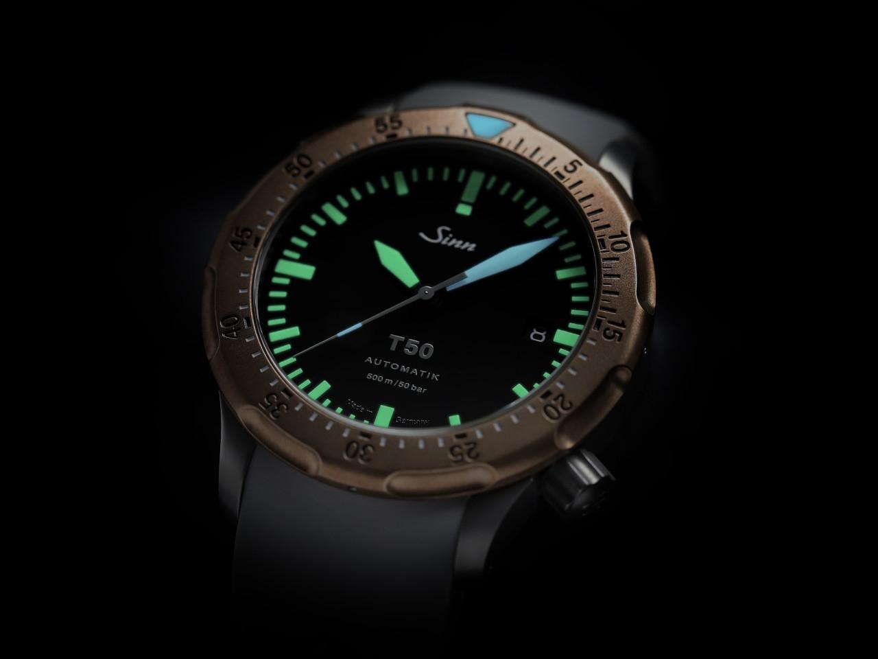 Sinn Spezialuhren T50 GBDR Automatik Titan 41mm schwarzes Zifferblatt Metallband – Herrenuhren Uhr mit Datum aus Bronze und Titan. Das Gehäuse ist rund und bronze. Das Titanarmband ist grau. Das Zifferblatt ist ein Index in schwarz. – Ansicht 4