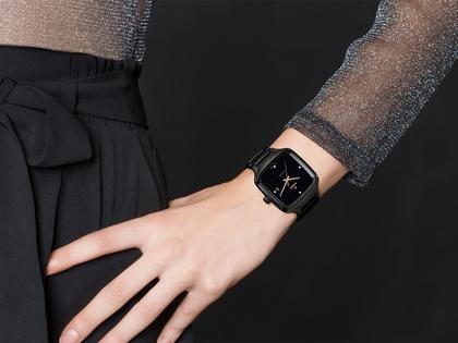 Rado True Square Quarz Keramik anthrazit Keramikband mit 4 Brillanten – Damenuhren Uhr mit Datum aus Keramik. Das Gehäuse ist quadratisch und grau. Das Keramikarmband ist grau. Das Zifferblatt ist ein Index in schwarz. – Ansicht 2