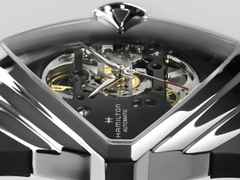 Hamilton Ventura XXL Skeleton Automatic Edelstahl 46x46mm skelettiertes Zifferblatt schwarzes Kautschukband – Herrenuhren Uhr ohne Datum aus Edelstahl und Kautschuk. Das Gehäuse ist sonstige Form und silber. Das Kautschuk / Kunststoff / Silikon Armband ist schwarz. Das Zifferblatt ist skelettiert und schwarz. – Ansicht 5