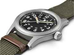 Hamilton Khaki Field Mechanical Handaufzug Edelstahl 38mm schwarzes Zifferblatt olivgrünes Textilband – Herrenuhren Uhr ohne Datum aus Edelstahl. Das Gehäuse ist rund und silber. Das Textilarmband ist grün. Das Zifferblatt ist arabisch und schwarz. – Ansicht 2