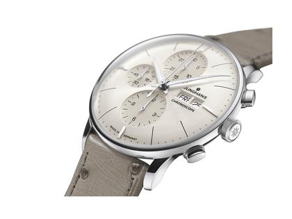 Junghans Meister Chronoscope Automatik Edelstahl 41mm graues Zifferblatt graues Lederband – Herrenuhren Chronograph aus Edelstahl und Leder. Das Gehäuse ist rund und silber. Das Lederarmband Strauß ist grau. Das Zifferblatt ist ein Index in grau. – Ansicht 3