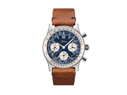 Herrenuhren Chronograph aus Edelstahl und Leder. Das Gehäuse ist rund und silber. Das Lederarmband ist braun. Das Zifferblatt ist arabisch Index und blau.