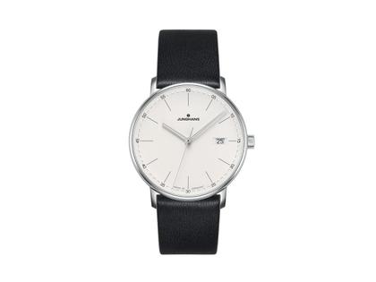 Junghans FORM Quarz Edelstahl 39mm weißes Zifferblatt schwarzes Lederband – Herrenuhren Uhr mit Datum aus Edelstahl. Das Gehäuse ist rund und silber. Das Lederarmband ist schwarz. Das Zifferblatt ist ein Index in weiß.