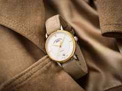 Mühle Glashütte Teutonia IV Lady Automatik Edelstahl 33,5mm brillantweißes Zifferblatt beiges Lederband – Damenuhren Uhr mit Datum aus 750 Gelbgold, Edelstahl und Leder. Das Gehäuse ist rund und silber. Das Lederarmband ist beige. Das Zifferblatt ist ein Index in weiß. – Ansicht 3