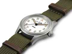Hamilton Khaki Field Quartz Edelstahl 33mm weißes Zifferblatt grünes NATO-Textilband – Damenuhren Uhr ohne Datum aus Edelstahl. Das Gehäuse ist rund und grau. Das Textilarmband ist grün. Das Zifferblatt ist ein Index in weiß. – Ansicht 2