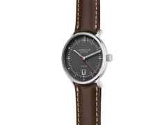 Sternglas Naos Pro Automatik Edelstahl 38mm graues Zifferblatt braunes Lederband – Herrenuhren Uhr mit Datum aus Edelstahl. Das Gehäuse ist rund und silber. Das Lederarmband ist braun. Das Zifferblatt ist arabisch Index und grau. – Ansicht 2